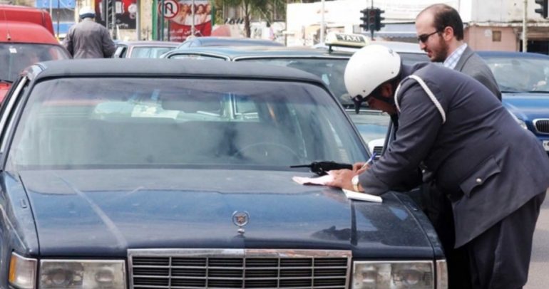 فقط في لبنان.. الشرطي ينظم المخالفات ويستثني سيارات “الفاليه” (فيديو)